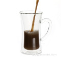ホウケイ酸ガラスのコーヒーカップを飲む